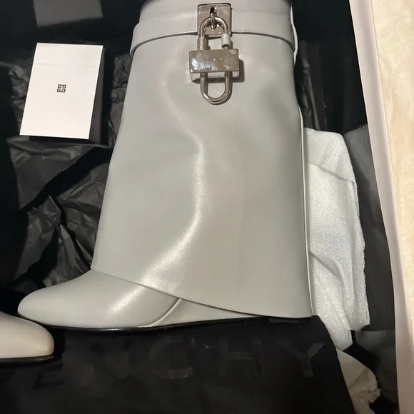 Stylish Gray Leather Boots with Buckle - Picture 4 of 5